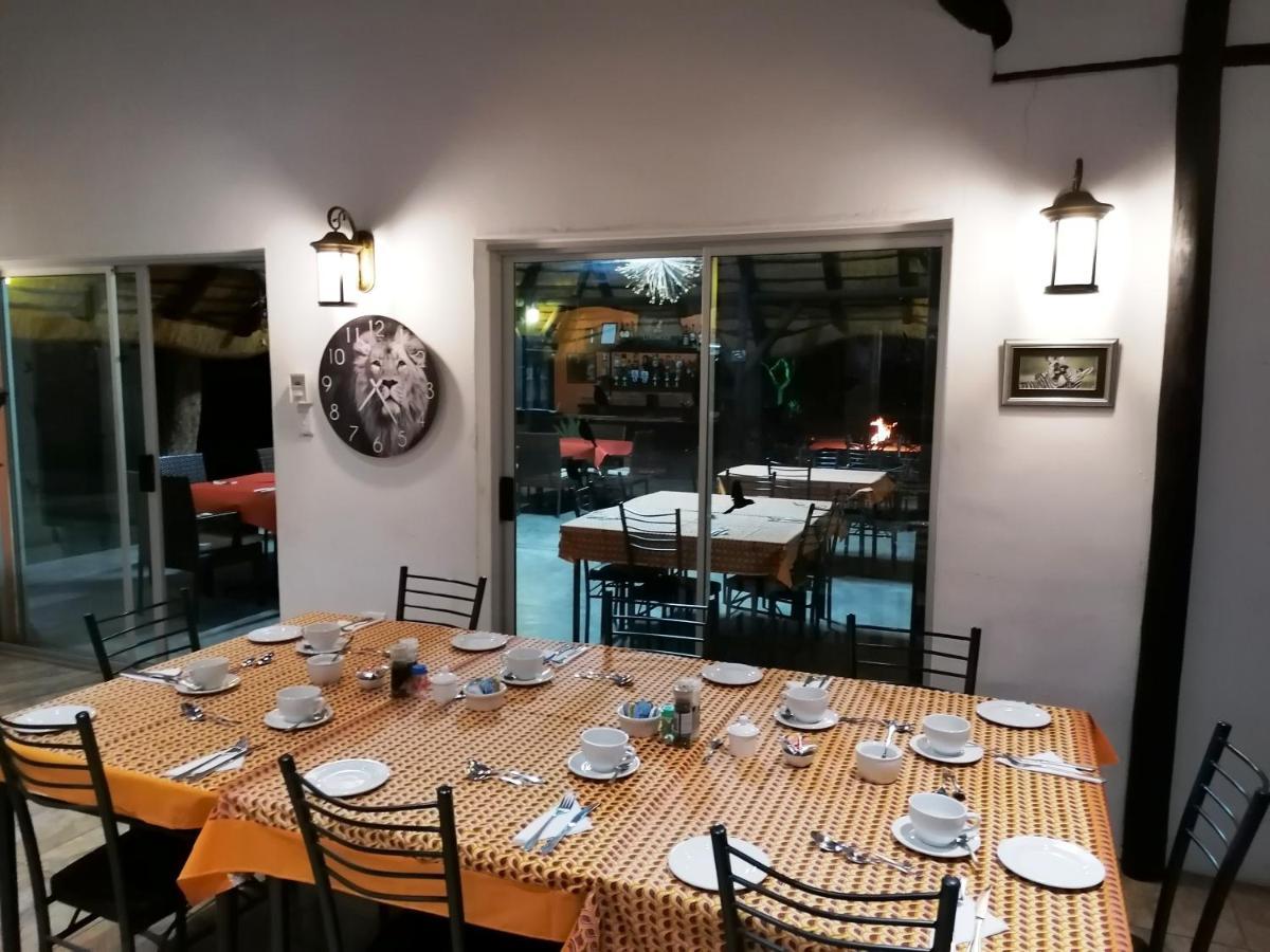 Lion'S Den Guesthouse Otjiwarongo Ngoại thất bức ảnh
