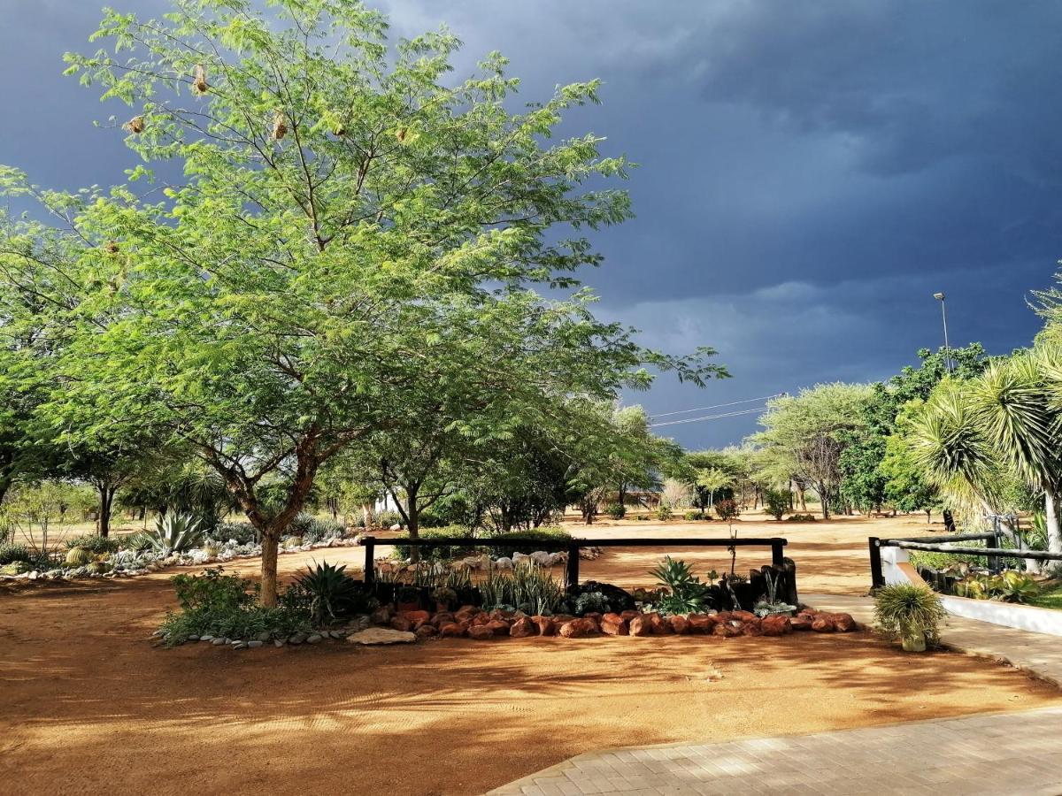 Lion'S Den Guesthouse Otjiwarongo Ngoại thất bức ảnh