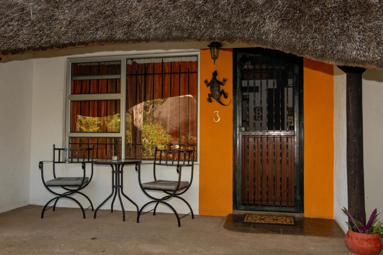 Lion'S Den Guesthouse Otjiwarongo Ngoại thất bức ảnh