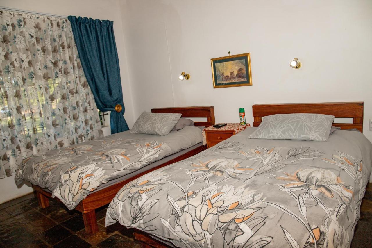 Lion'S Den Guesthouse Otjiwarongo Ngoại thất bức ảnh