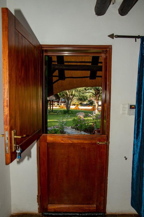 Lion'S Den Guesthouse Otjiwarongo Ngoại thất bức ảnh
