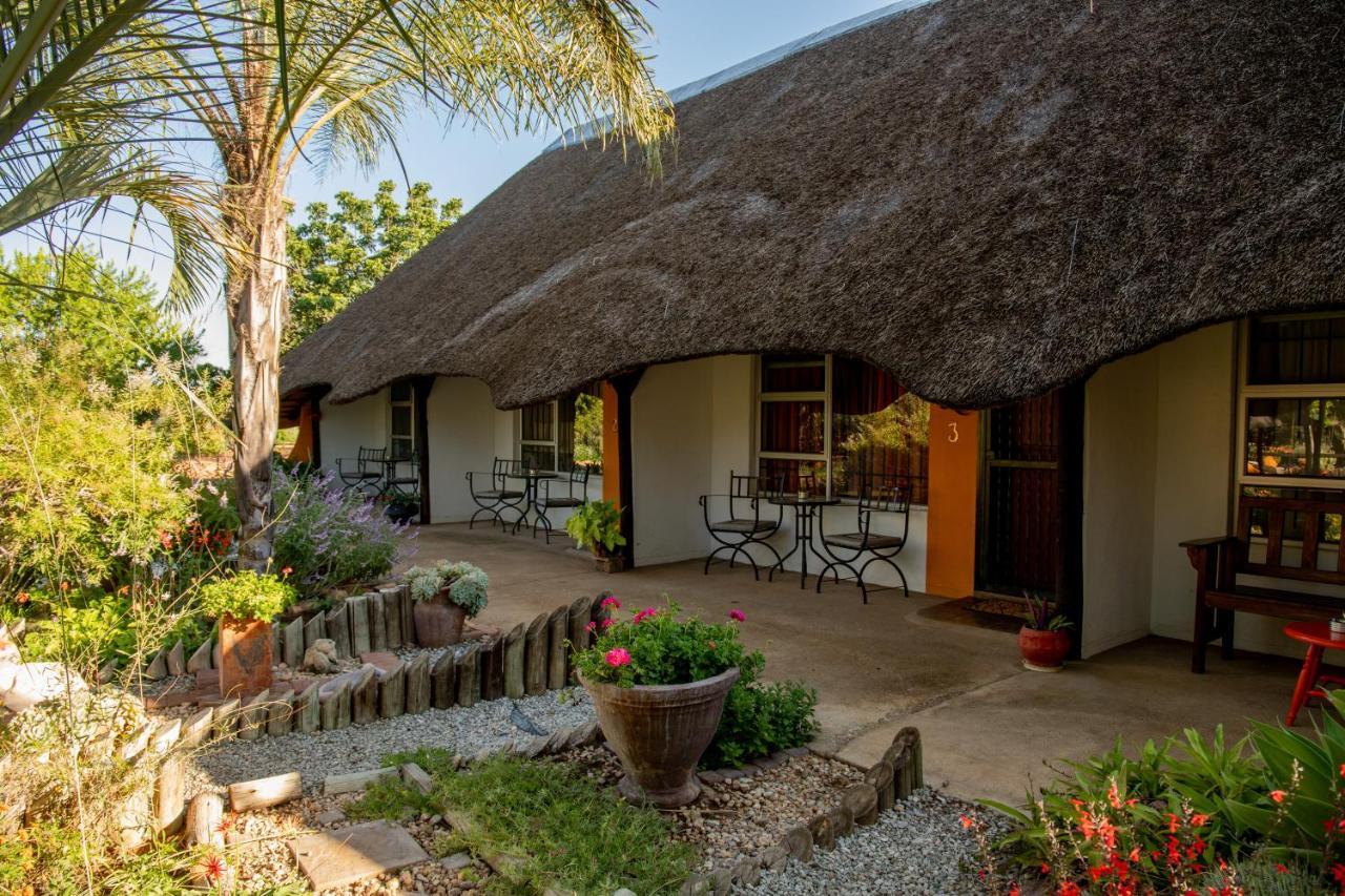 Lion'S Den Guesthouse Otjiwarongo Ngoại thất bức ảnh