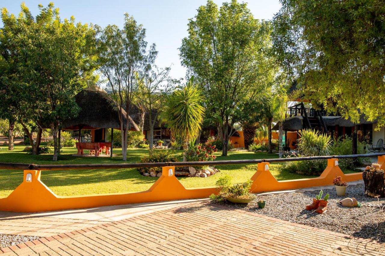Lion'S Den Guesthouse Otjiwarongo Ngoại thất bức ảnh