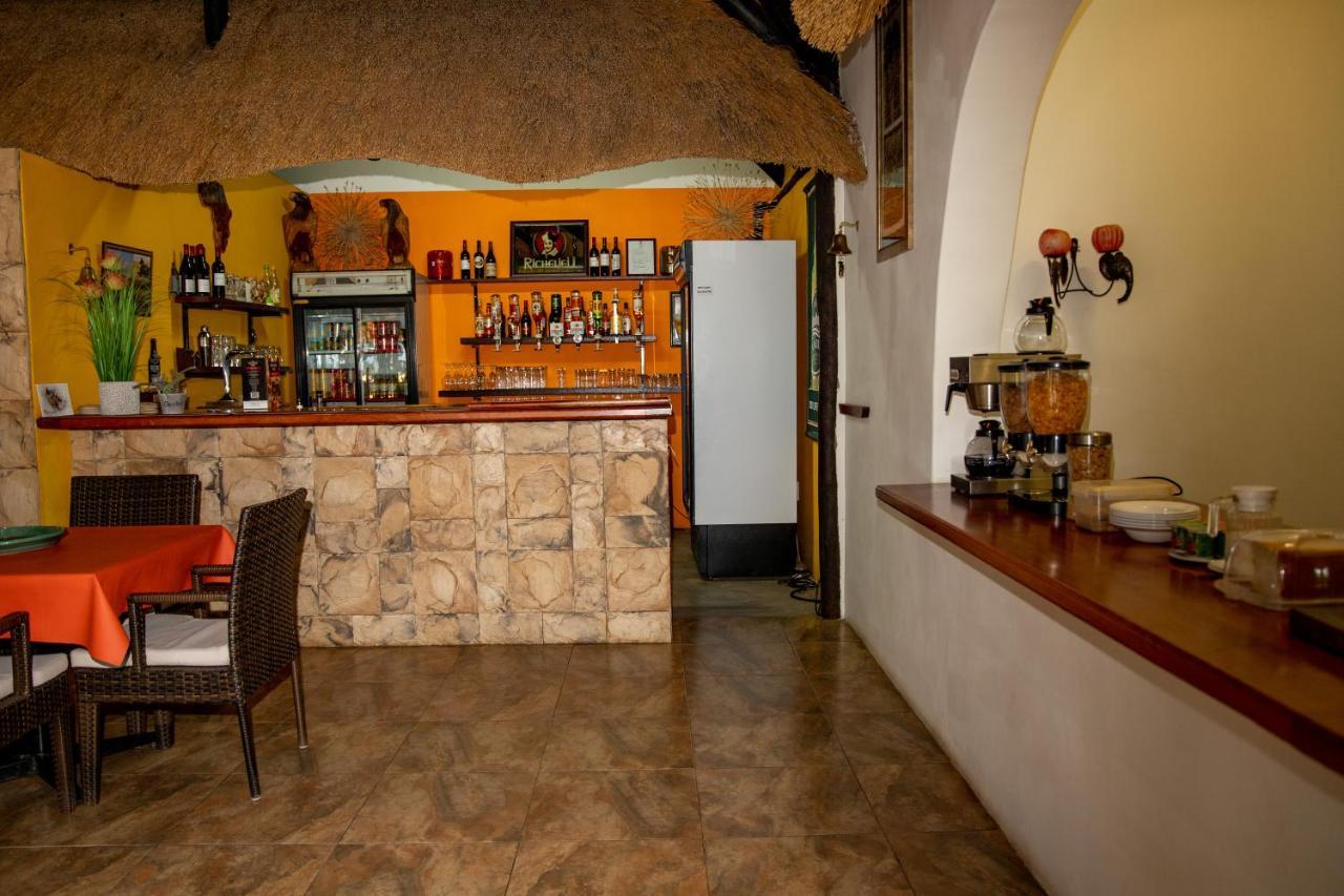 Lion'S Den Guesthouse Otjiwarongo Ngoại thất bức ảnh