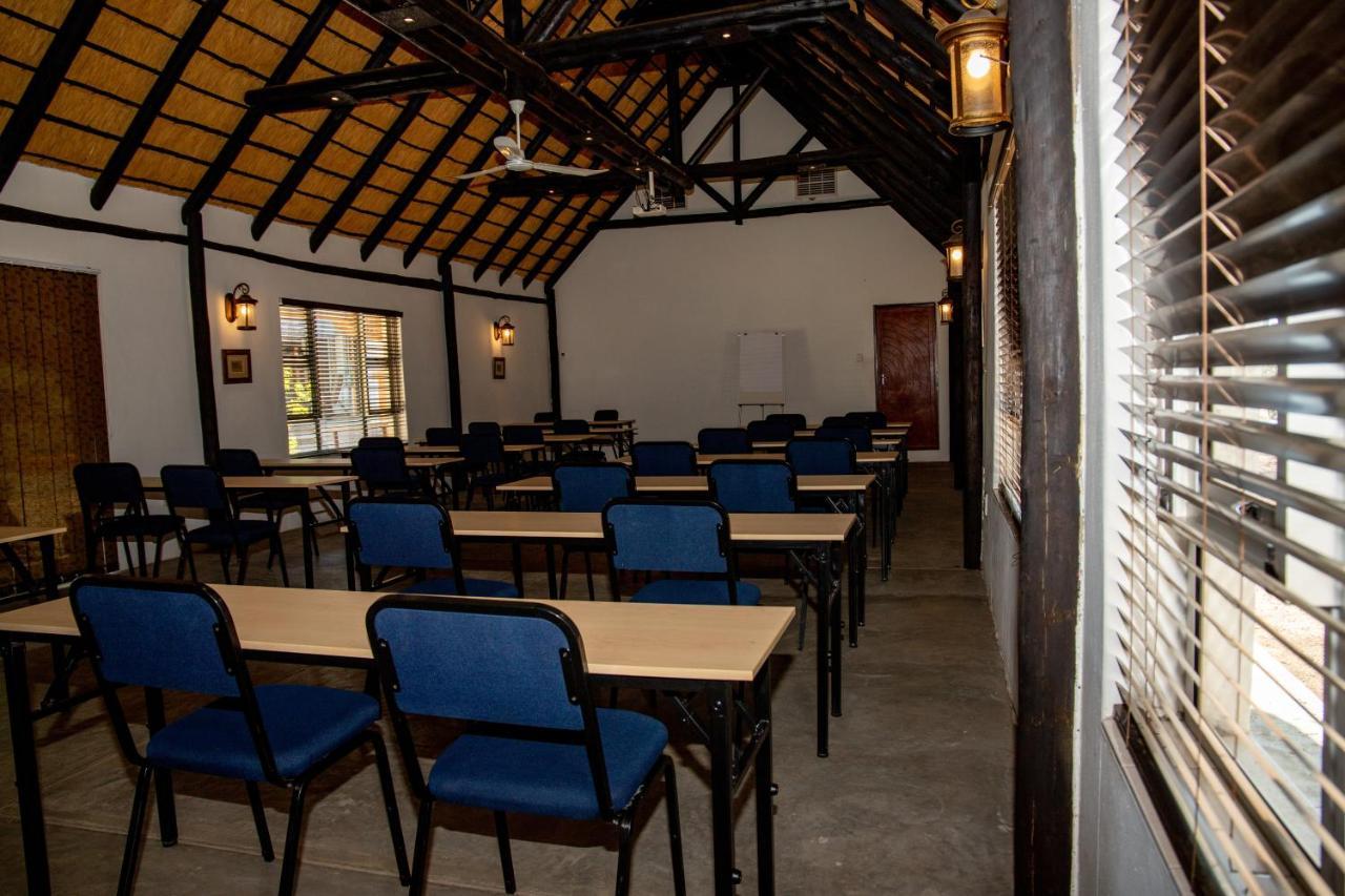 Lion'S Den Guesthouse Otjiwarongo Ngoại thất bức ảnh